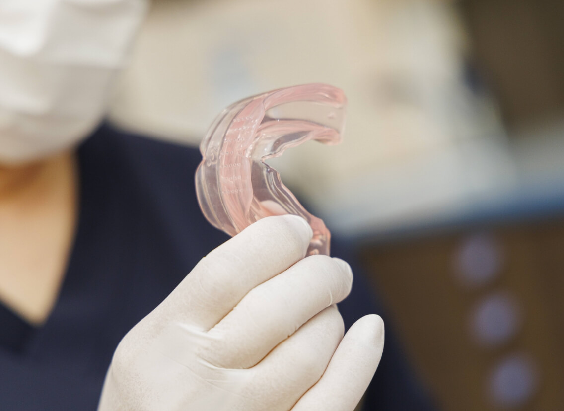 人に気づかれにくい、目立たない矯正装置